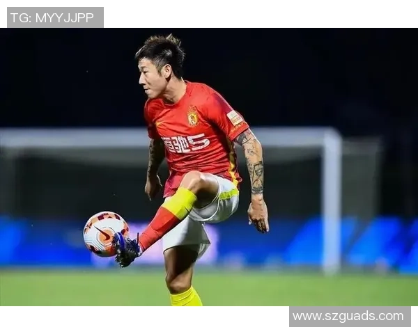 足球巨星赛场落泪瞬间引发热议展现拼搏背后真实情感