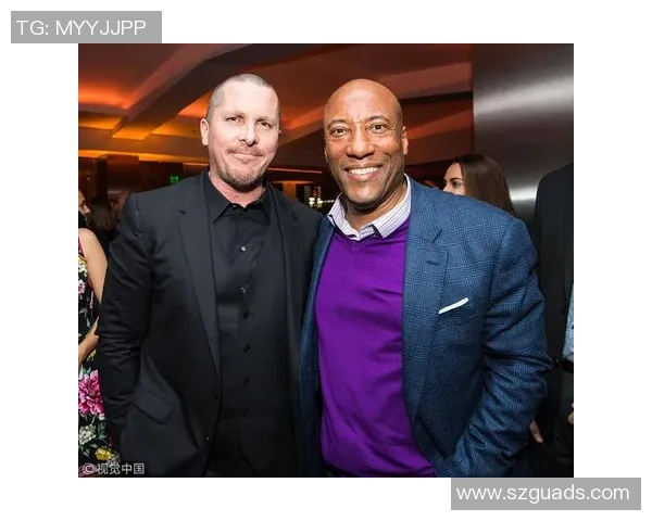 足球球星下大巴车瞬间时尚风采 俊朗西装尽显高贵气质 足球球星下大巴车瞬间时尚风采 俊朗西装尽显高贵气质